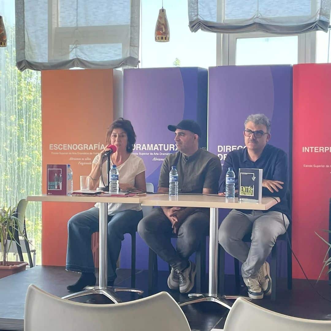 Presentación na cafetaria fa ESAD de varios libros 📚 con Alexandrina Fernández, viuda de Lino Braxe e o fillo de Dorote…