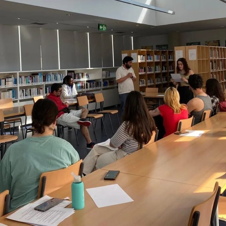 Deixámosvos unhas instantáneas da lectura participativa do grupo de Escrita Dramática IV que tivo lugar onte 20 de maio …