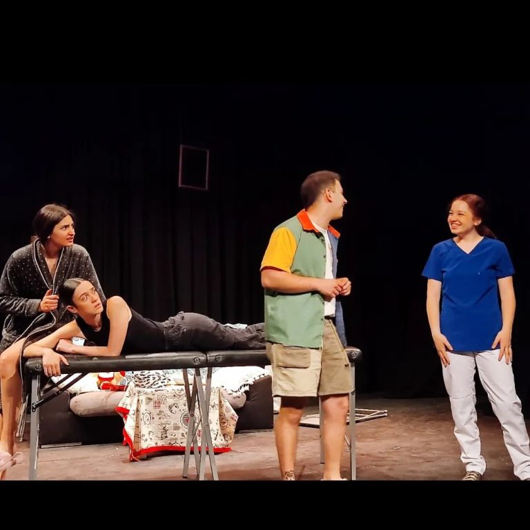 Imagenes de la muestra de interpretación de 1ºA en el Teatro Cómico Principal.«Tenemos tanto que reírnos, amigos»htt…
