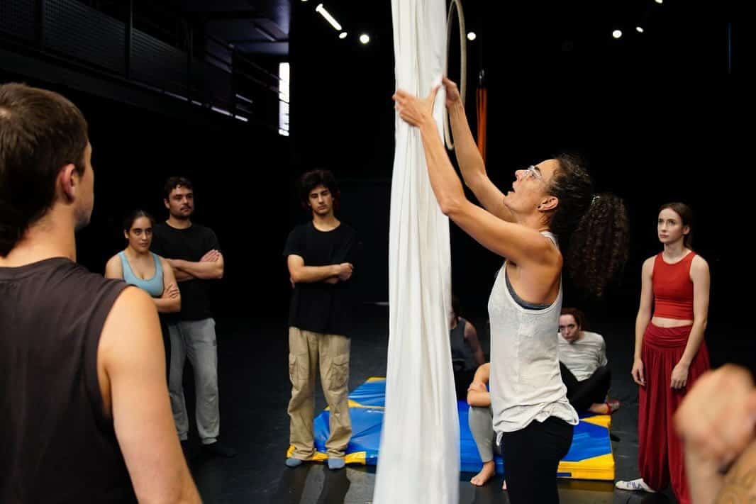 📸 El taller de danza acrobática impartido por la profesora de la @esad_clm Noemí Galindo, ha sido el segundo taller de …