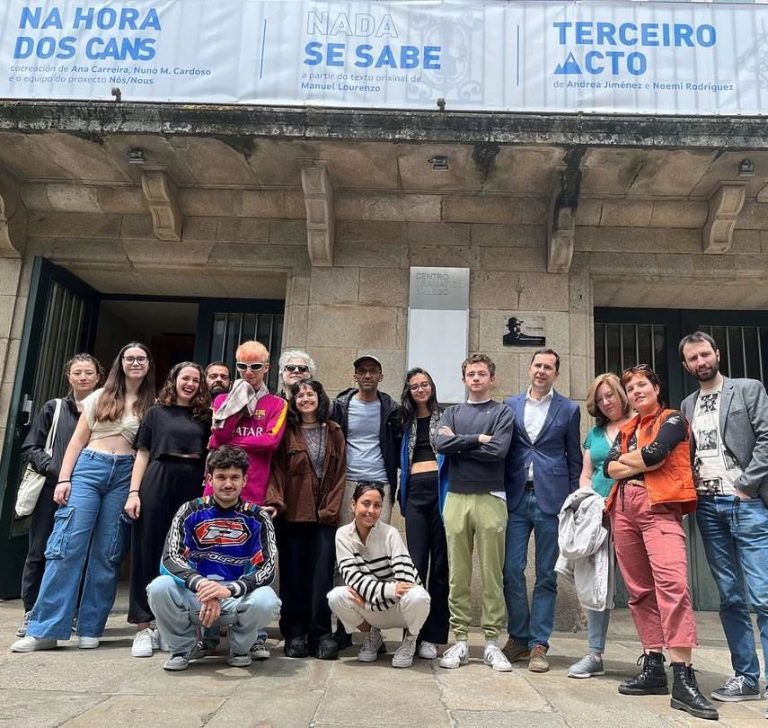 Repost. @cdg_salonteatro 🌏 Chega a Santiago ‘Na hora dos cans’, unha cocreación da dramaturga galega Ana Carreira, o di…