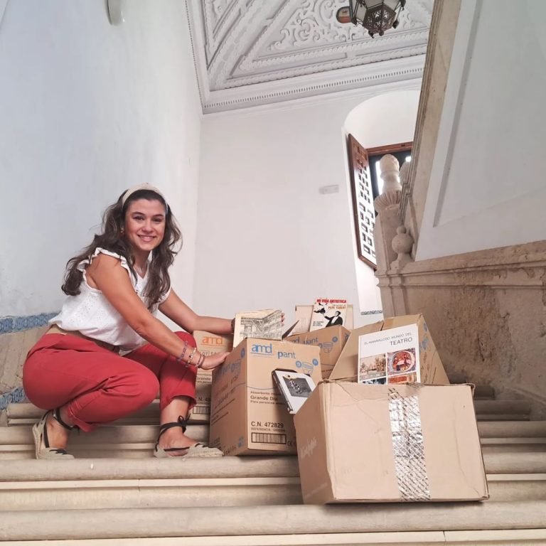 Hoy, nuestra ESAD ha recibido uno de los mejores regalos que una institución puede tener, el de la memoria y el recuerdo… Hoy, nuestra ESAD ha recibido uno de los mejores regalos que una institución puede tener, el de la memoria y el recuerdo…