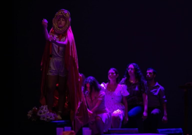 “Escenas de Caza” el taller integrado de 4ºB de Interpretación textual y 4º de escenografía dirigido por Raquel Armayone…
