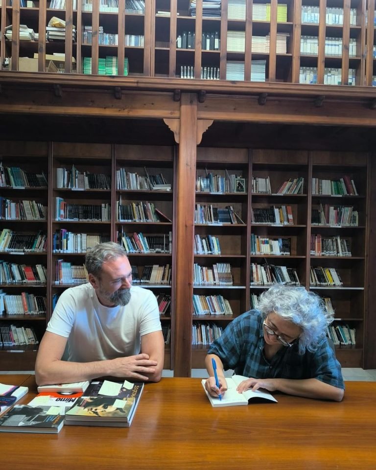 🎭 Visita Cristina Silveira“Para esta biblioteca de la ESAD que tantas veces me acogió. A los estudiosos, estudiosas y…