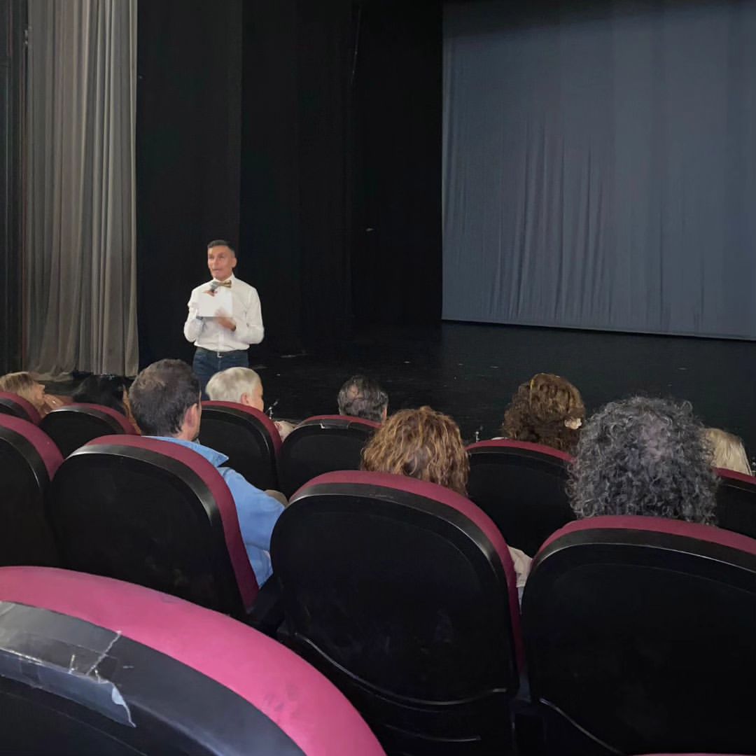 🎭 Esta mañana hemos recibido al nuevo alumnado de primero y a los de segundo curso.

🎭Presentación de nuestro director…