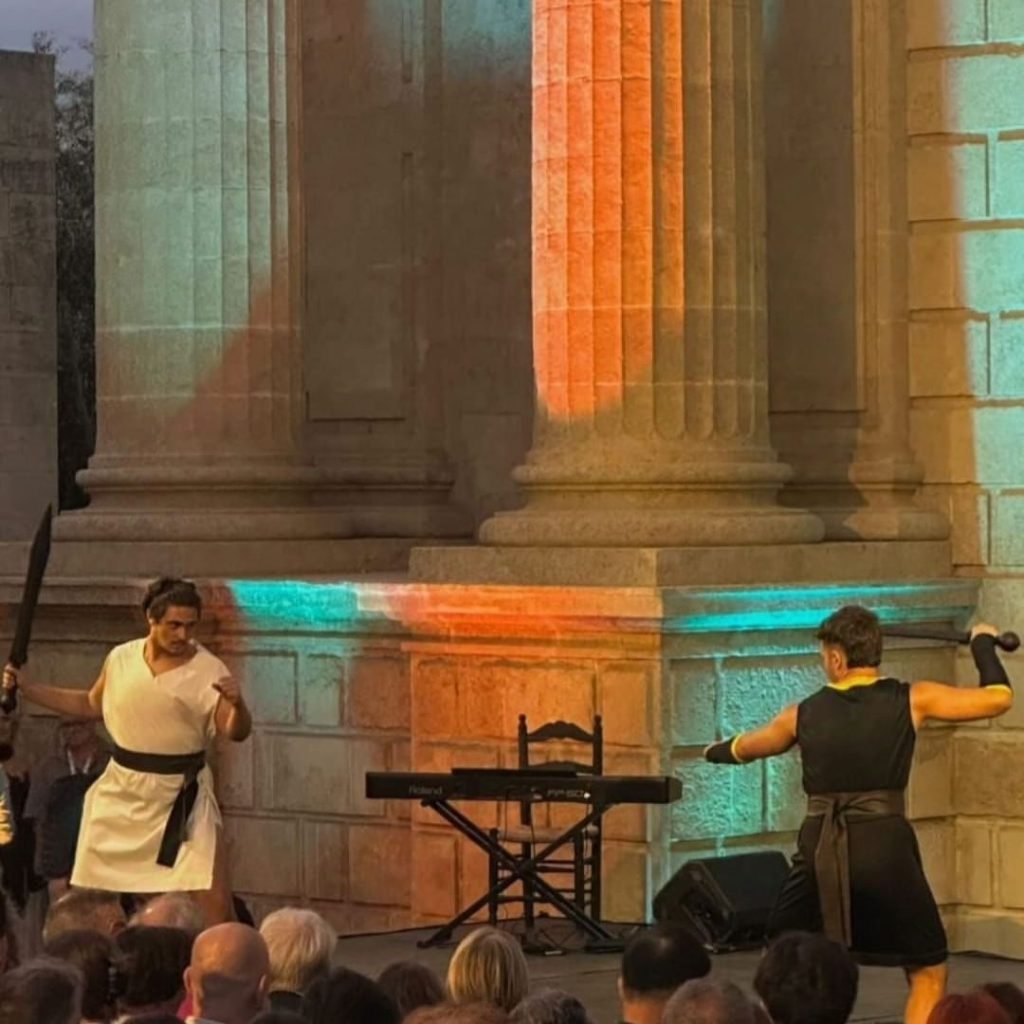 Colaboración de la Esad de Córdoba en la
Puerta del Puente en el espectáculo •Danza Córdoba•, una mirada al patrimonio d…