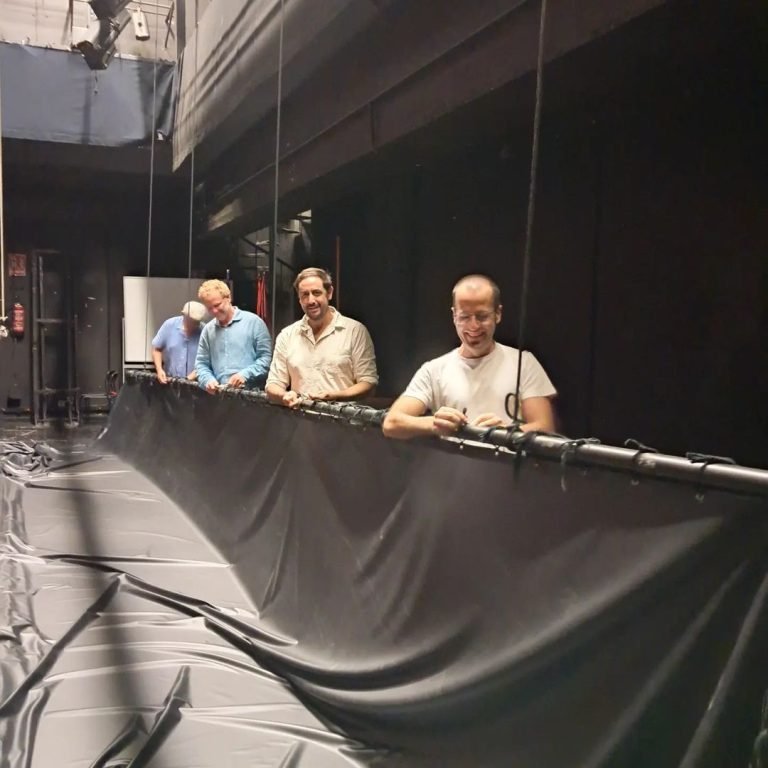 Trabajo en equipo. Vocación. Armonía. Profesionalidad. Teatro.