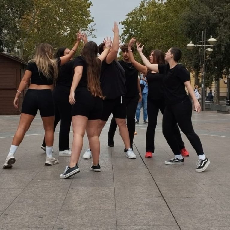 Participación de alumnado de @esad.cordoba en el Día de la Banderita de Cruz Roja.#cruzrojaespañola
#cruzrojacordoba …
