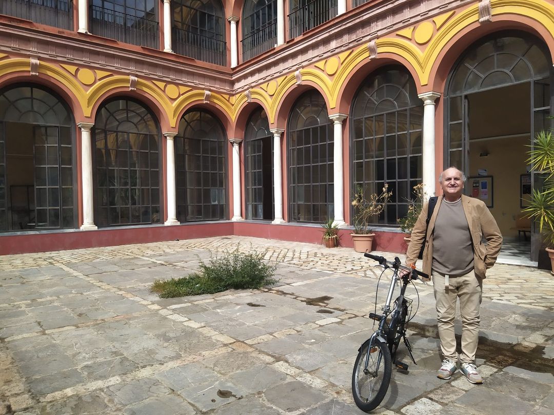 Decir «hasta luego» con una sonrisa no tiene precio. Se jubila nuestro profesor de espacio escénico, Don Rafael Gómez Va…