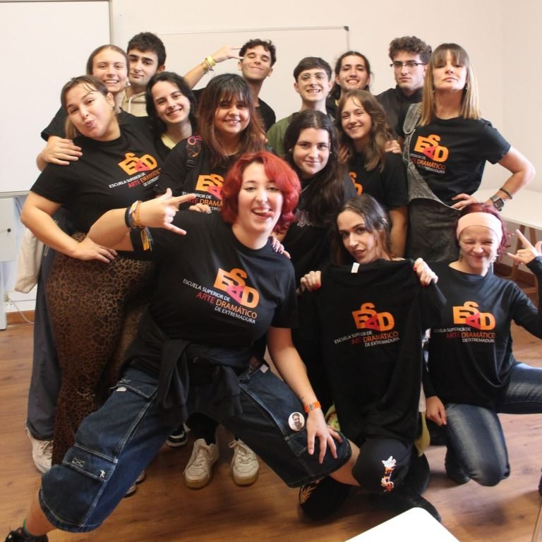 🎭RUTA GUIADA ESAD Y TEATRO CAPITOL
Curso 2024-2025Hoy el alumnado de primero de la especialidad de Interpretación ha …