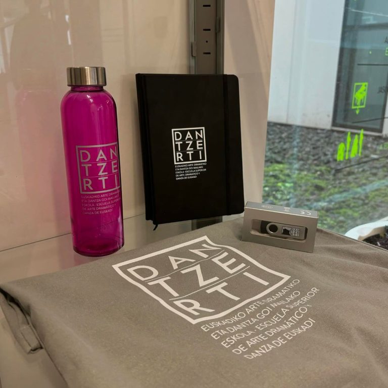 ⚠️ Has ezazu ikasturtea DANTZERTIko produktuekin hornituta!Eskuragarri dituzue:🔅Ur botila.
🔅Boltsa.
🔅Agenda.
🔅…