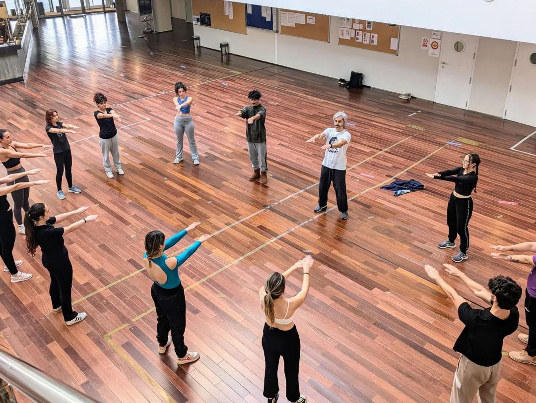 🤺🤺Clase de lucha escénica a cargo del profesor Pedro Almagro @pedroalmagroactor con el alumnado de 3º de interpretació…