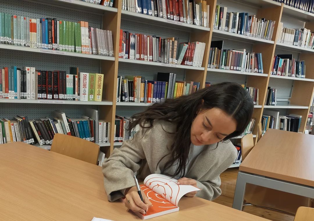 Desde la biblioteca queremos agradecer a nuestra querida Ana H. GÁNDARA, antigua profesora #ESADCYL, su donación y dedic…