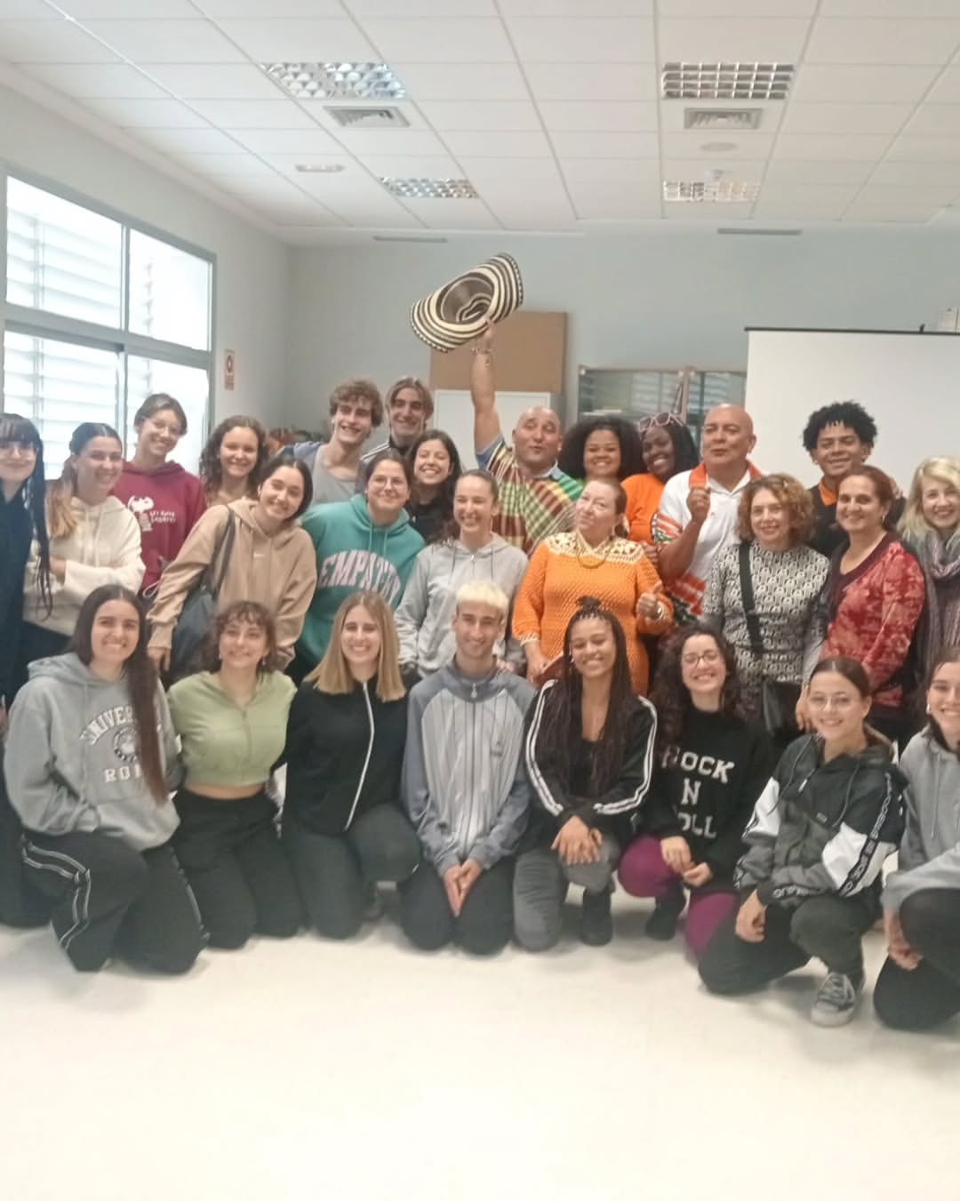 🎭 CHARLA 🔊 Compartimos fotos de la charla de la Corporación Camaleón de Urabá, una organización de teatro comunitario …