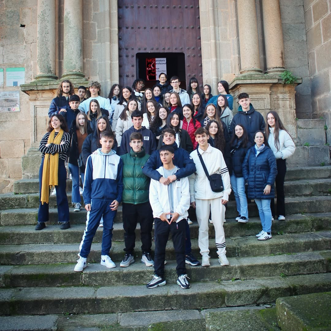 🎭VISITAS A LA ESAD DE EXTREMADURA 📣Ayer recibimos la visita del alumnado de 1º de Bachillerato del IES Jalama, de Mora…