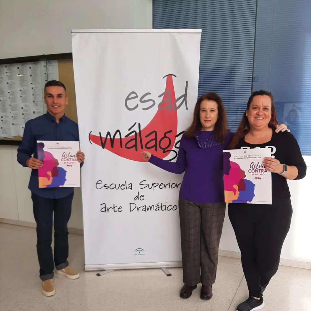 Presentando el Manual para prevención acoso @uniondeactores en @esadmalaga .Gracias a Olivia #igualdad , @francisjsanche…