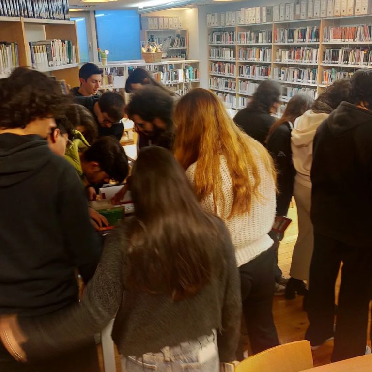 El alumnado más madrugador ya se ha llevado su botín del #bookthursday Gracias por vuestra ilusión y colaboración. Así d…