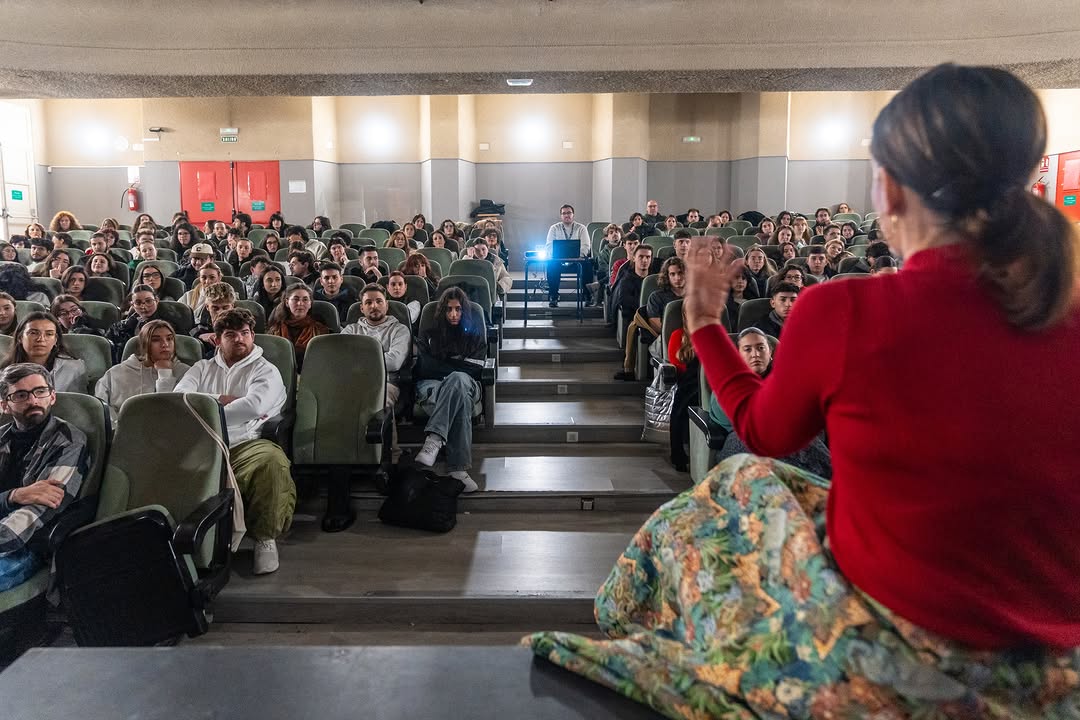 Estrenamos las sesiones de CINEMA Training en el Teatro Duque de Rivas de la ESAD Córdoba. Lo hacemos con una ponente de…