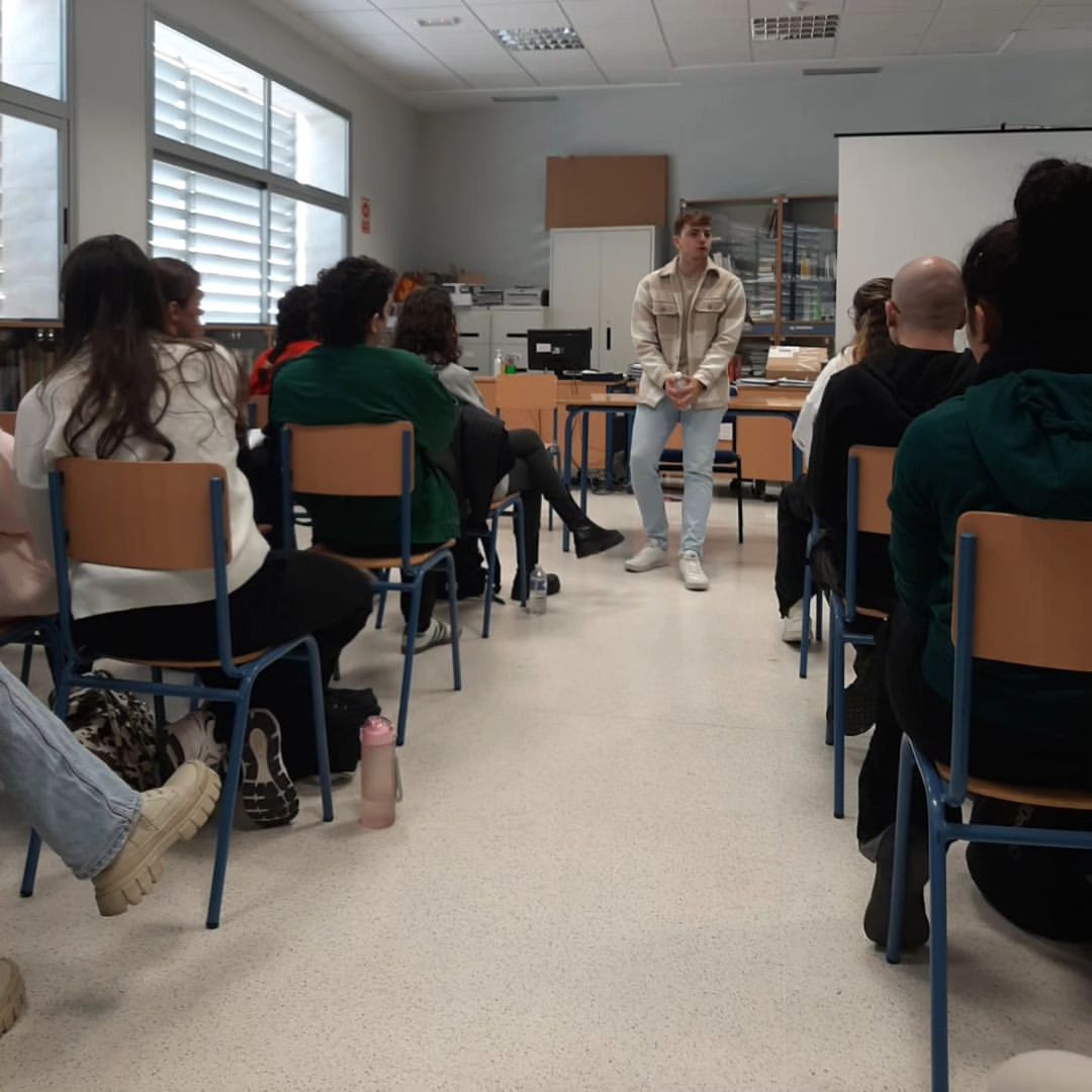 🎭 ESCENA JOVEN Esta mañana nos visitó Pablo Lanchazo y en representación del Teatro Cánovas presentó al alumnado el nue…