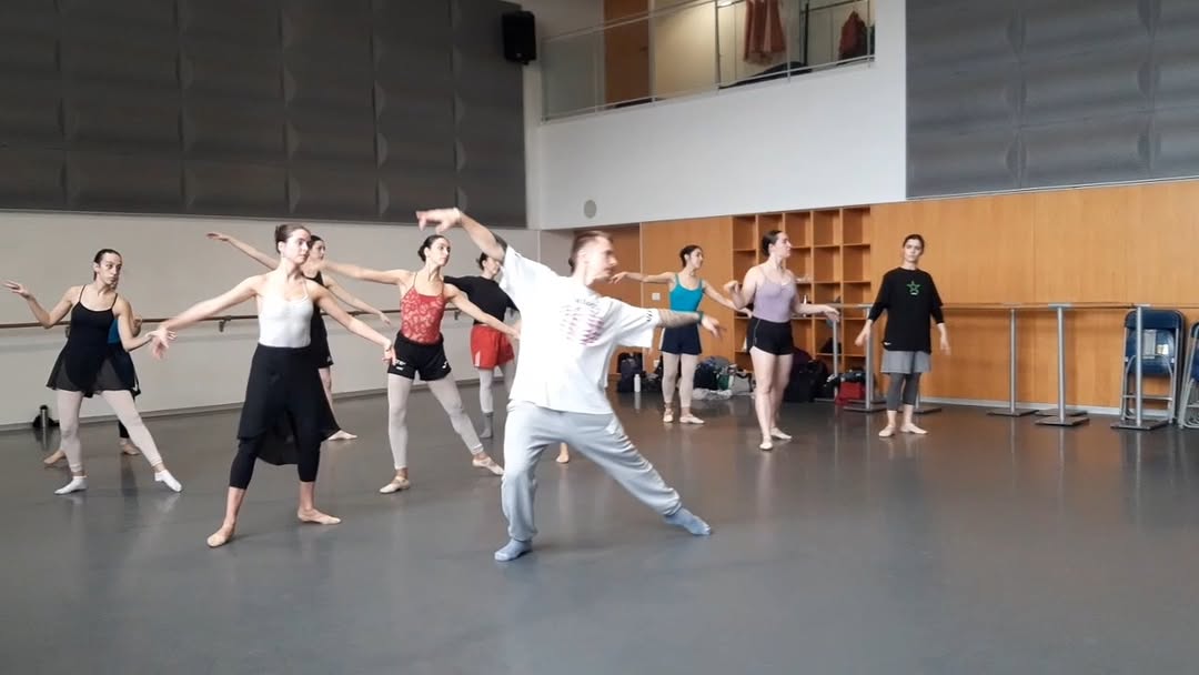 El coreògraf i ballarí rus Kirill Radev @radev.kr ha dut a terme, aquestes setmanes, unes classes de dansa clàssica a l’…