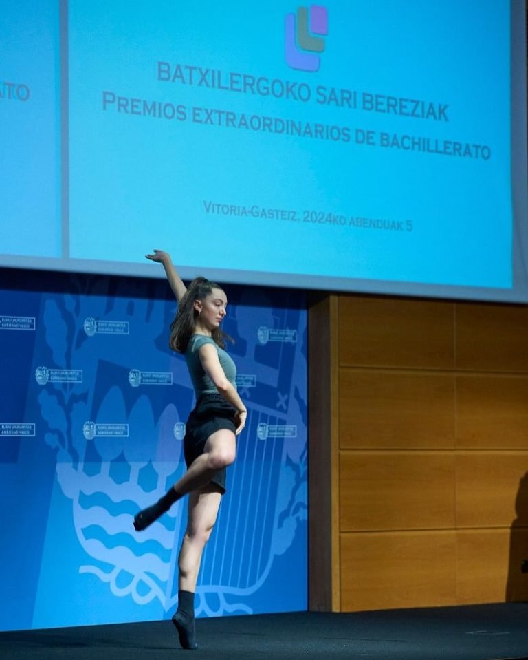 ⚠️ Joan den astean, Batxilergoko sari bereziak banatu zituzten, Gasteizen. 4. mailako Carolina Prieto ikasleak bertan pa… ⚠️ Joan den astean, Batxilergoko sari bereziak banatu zituzten, Gasteizen. 4. mailako Carolina Prieto ikasleak bertan pa…