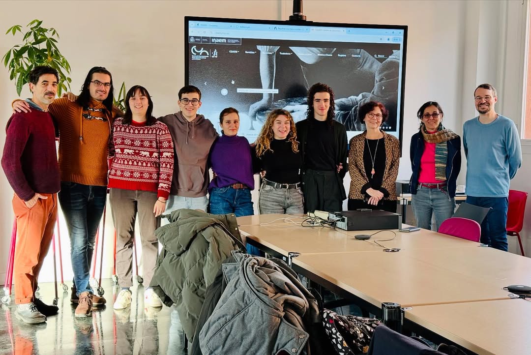 Hoy, nuestros estudiantes de segundo de Dirección Escénica visitaron el @_cdaem en el marco de la asignatura “Historia d…