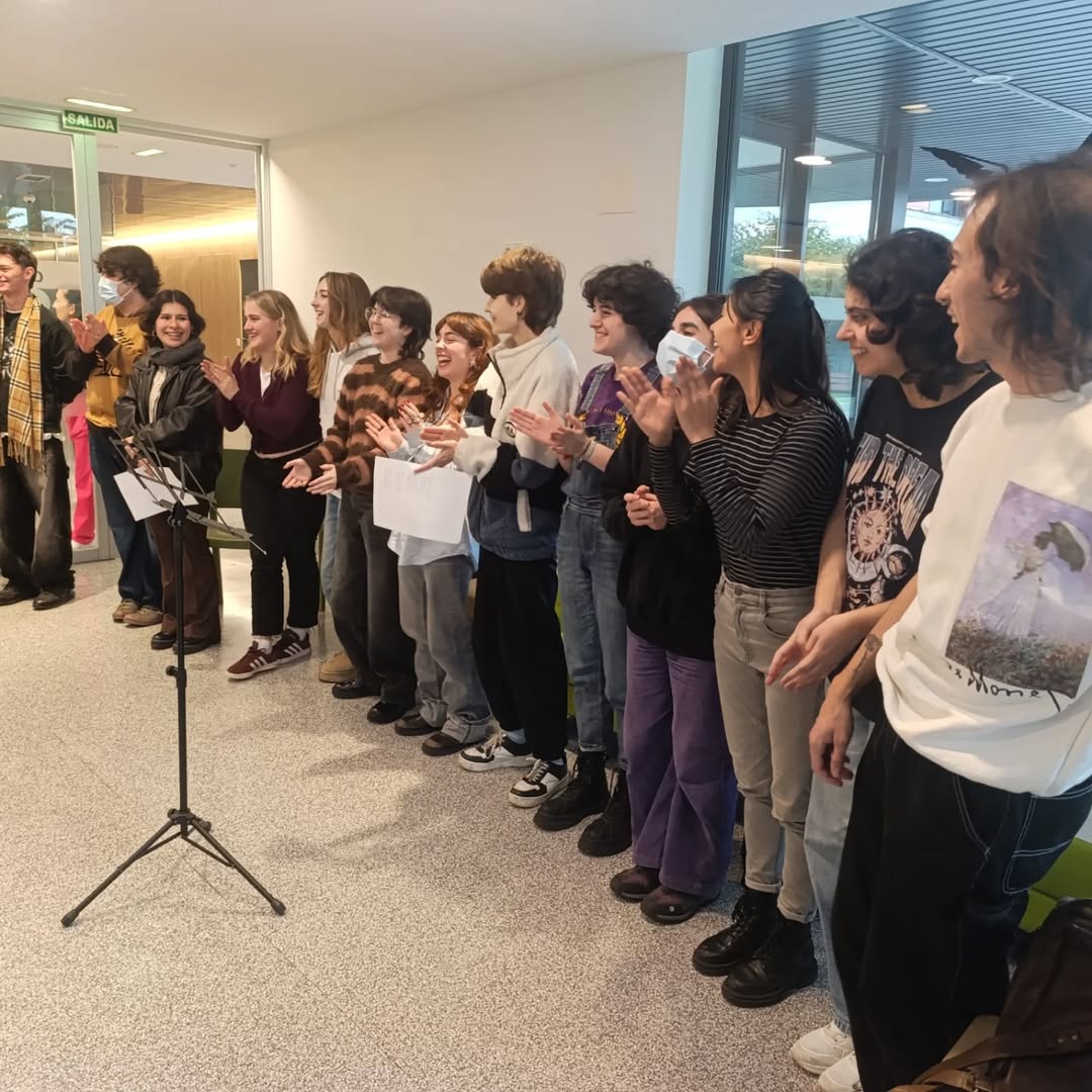 Alumnado de la ESAD acudió el día 17 a la residencia de mayores «La Golondrina» para hacer un recital de poesía y felici…