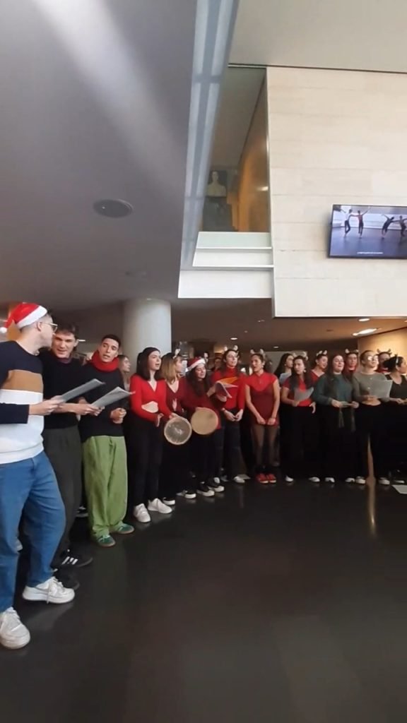 Com és habitual, tanquem les classes i iniciem les vacances de Nadal amb la tradicional cantada de Nadales a càrrec de l…