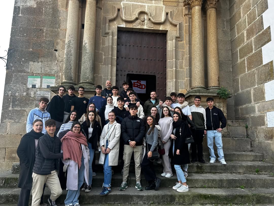 🎭VISITAS A LA ESAD DE EXTREMADURA 📣Ayer recibimos la visita del alumnado de IES Sáez de Bruruaga de Mérida, donde pudi…