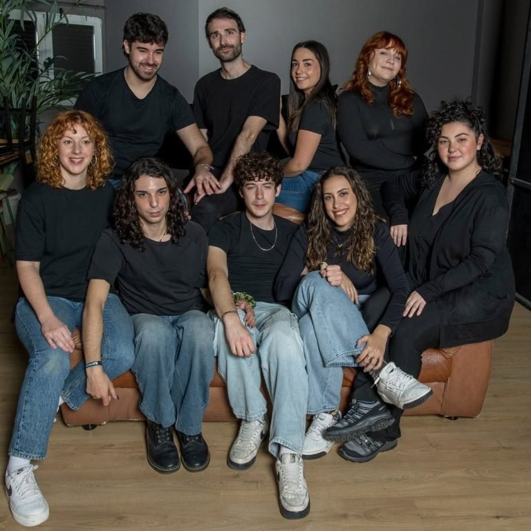 Quines actrius i actors! 🤩 Us presentem a l’alumnat de 4t A que interpreta “Historia de una escalera”, l’obra dirigida …