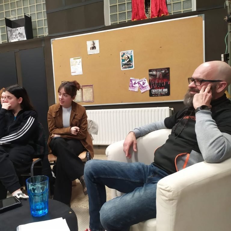 José Busto en la ESAD. Ayer, en la asignatura de Teoría y práctica de la escritura dramática recibimos la visita de José… José Busto en la ESAD. Ayer, en la asignatura de Teoría y práctica de la escritura dramática recibimos la visita de José…