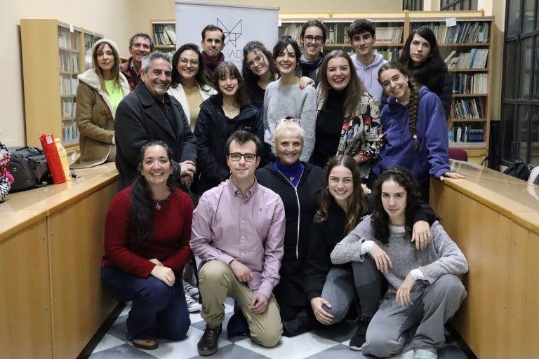 El pasado día 10 de febrero nuestra antigua alumna Beatriz Arjona y la actriz Paz de Alarcón nos realizaron una visita p…