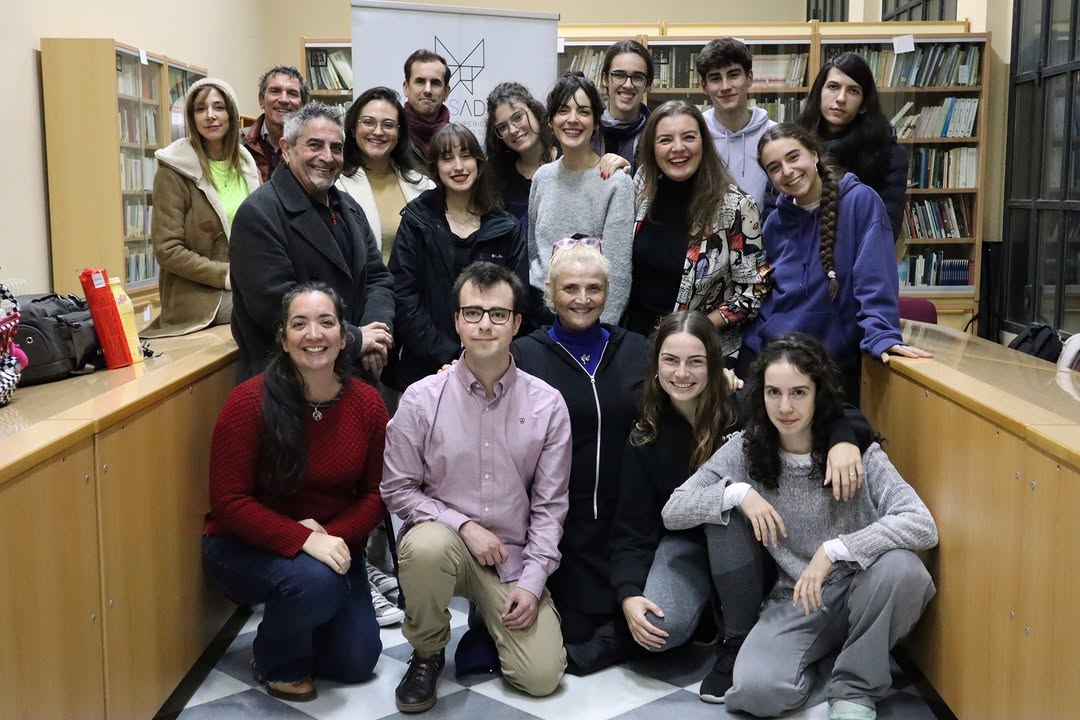 El pasado día 10 de febrero nuestra antigua alumna Beatriz Arjona y la actriz Paz de Alarcón nos realizaron una visita p…