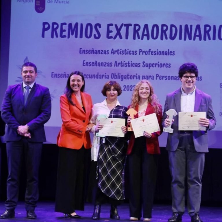 ¡Felicidades a Julia Carrión Provencio @julia_carrionprovencio por el premio extraordinario de enseñanzas artísticas en …
