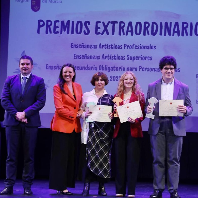 ¡Felicidades a Julia Carrión Provencio @julia_carrionprovencio por el premio extraordinario de enseñanzas artísticas en …