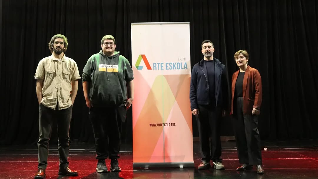 Dantzertik eta Herri Arte Eskolak lankidetza hitzarmena sinatu dute Errenterian arte eszenikoen arloko formakuntza susta…
