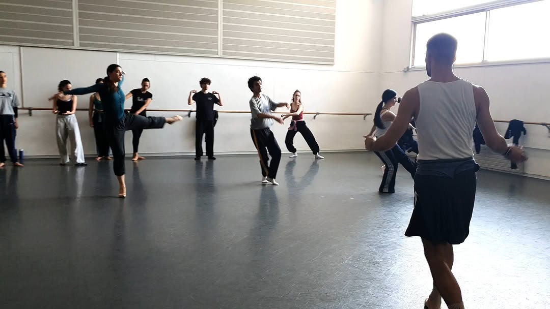 L’alumnat del Conservatori Superior de Dansa @csd_it ha tingut l’oportunitat de fer diverses classes de dansa contemporà…