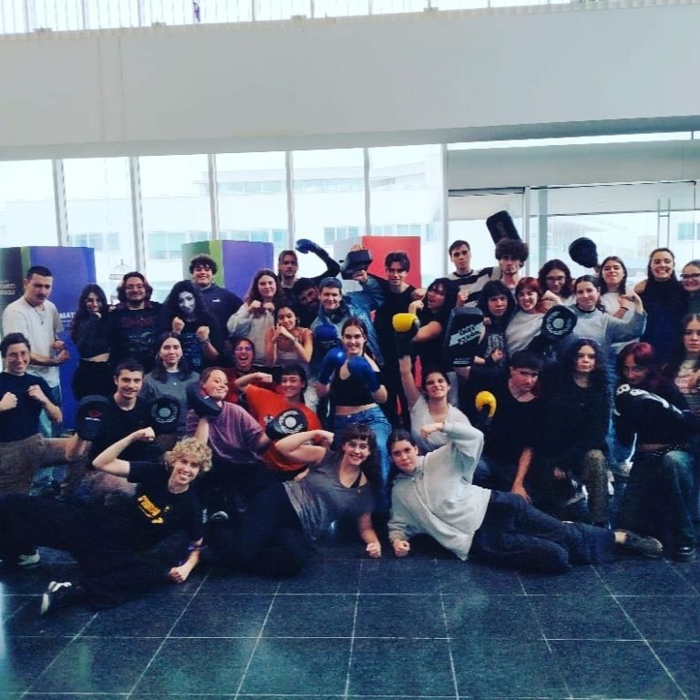 📸💜 Velaquí as participantes do curso de defensa persoal 💪 impartido pola nosa estimada Belén Bouzas. Unha das activid…