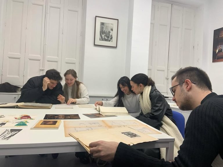 En la clase de Dramaturgia de Ana F. Valbuena, los alumnos de 4ª ITT A1 ¡hemos visitado los archivos del @_cdaem ! Un gu…