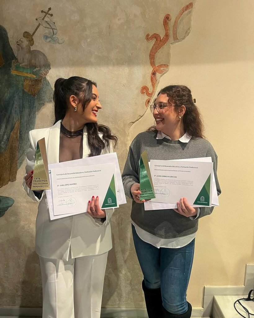 Enhorabuena a nuestras alumnas egresadas Laura Corbacho y Sara López por su Premio extraordinario de Enseñanzas superior…