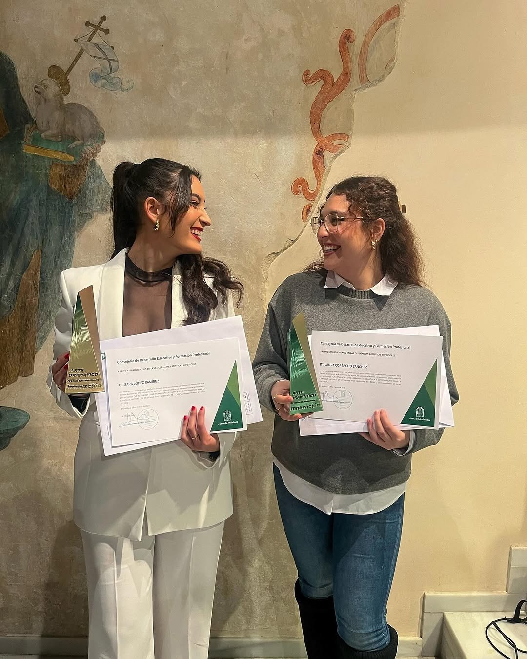 Enhorabuena a nuestras alumnas egresadas Laura Corbacho y Sara López por su Premio extraordinario de Enseñanzas superior…
