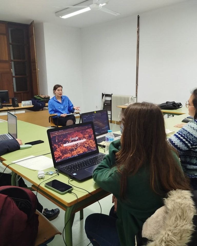 El pasado viernes 24 de marzo, la dramaturga y directora Nieve Castro, se acercó al aula de 1º de Dramaturgia donde part… El pasado viernes 24 de marzo, la dramaturga y directora Nieve Castro, se acercó al aula de 1º de Dramaturgia donde part…