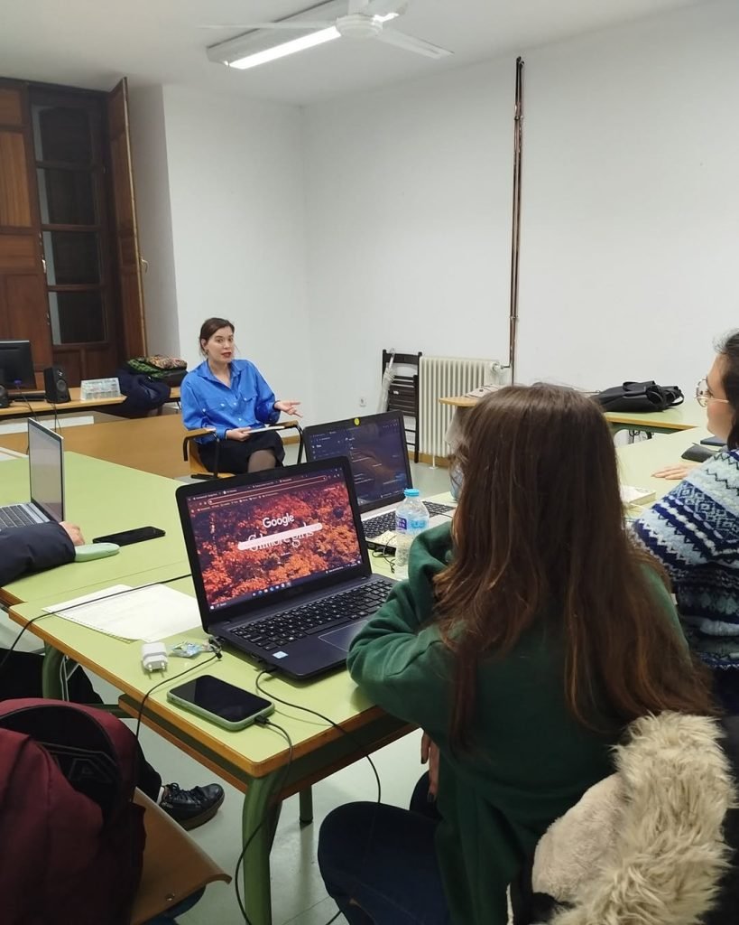 El pasado viernes 24 de marzo, la dramaturga y directora Nieve Castro, se acercó al aula de 1º de Dramaturgia donde part…
