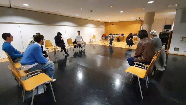 La directora i dramaturga @lacarollopezbcn, graduada a l’Institut del Teatre, ha tornat a les aules com a docent convida…
