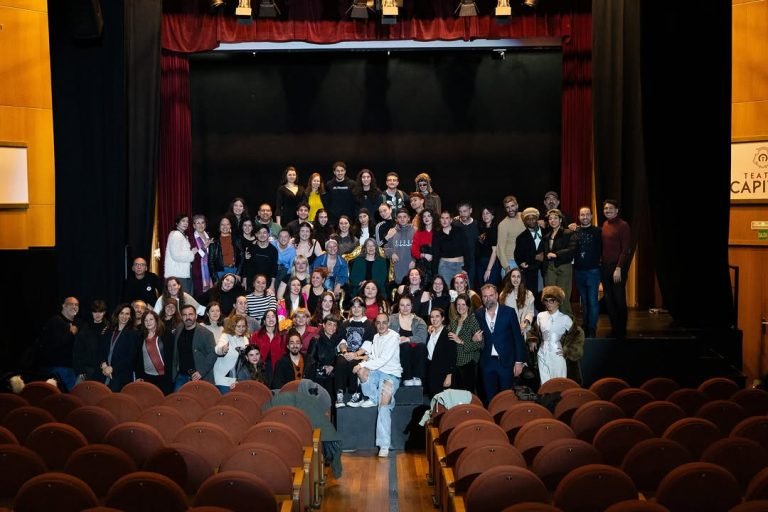 No se nos ocurre mejor forma de terminar este día tan especial que, poniéndole un broche de oro. Esta fotografía recoge …