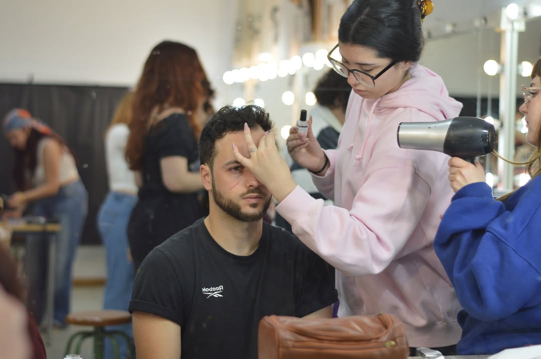 Preparación del grupo de Interpretación y Escenografía para la lectura del mensaje del Día Mundial del Teatro 2025. ¡Gra…