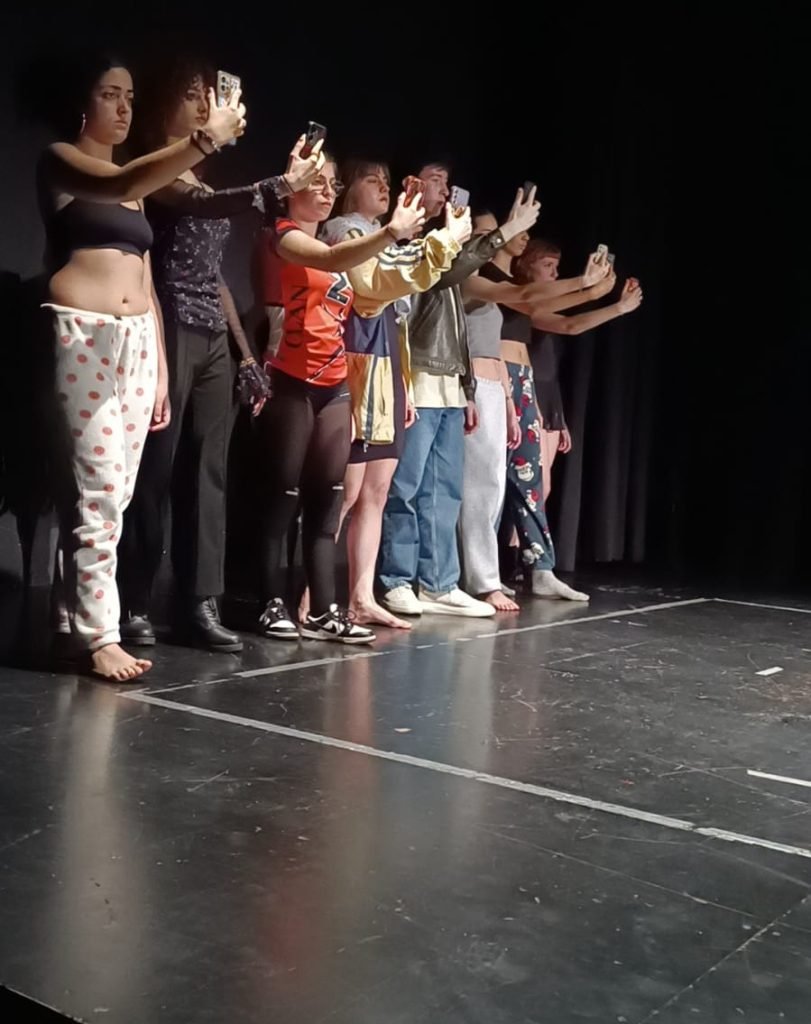 De las jornadas del Día Mundial del Teatro 2025, los alumnos de interpretación muestran los efectos de las redes sociale…