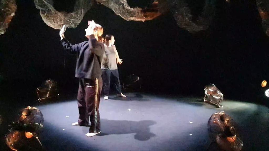 Hem assistit a un assaig de «Fragile 3.0», espectacle a càrrec de l’alumnat de 4t d’Interpretació de teatre visual i d’E…