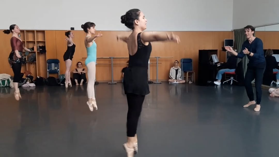El ballarí @jon.diaz.ballet ha estat convidat pel Conservatori Superior de Dansa (CSD) a fer un mòdul de dansa clàssica …
