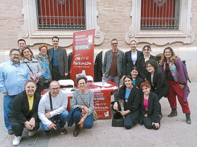 Nuestros alumnos de primero han colaborado hoy con la Asociación ONOFF en la plaza Santo Domingo con un número de expres…